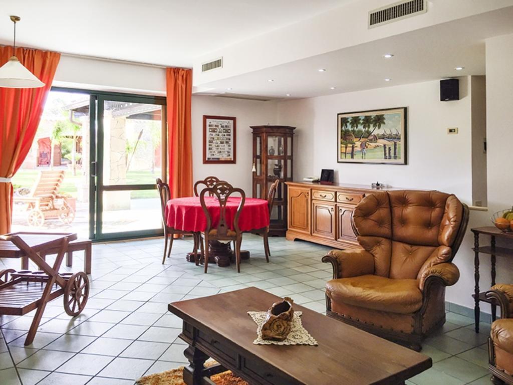 Casa Vacanze Villa Flumini Флуміні-ді-Кварту Номер фото
